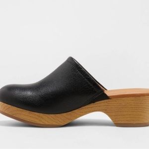 Target Universal thread black clogs